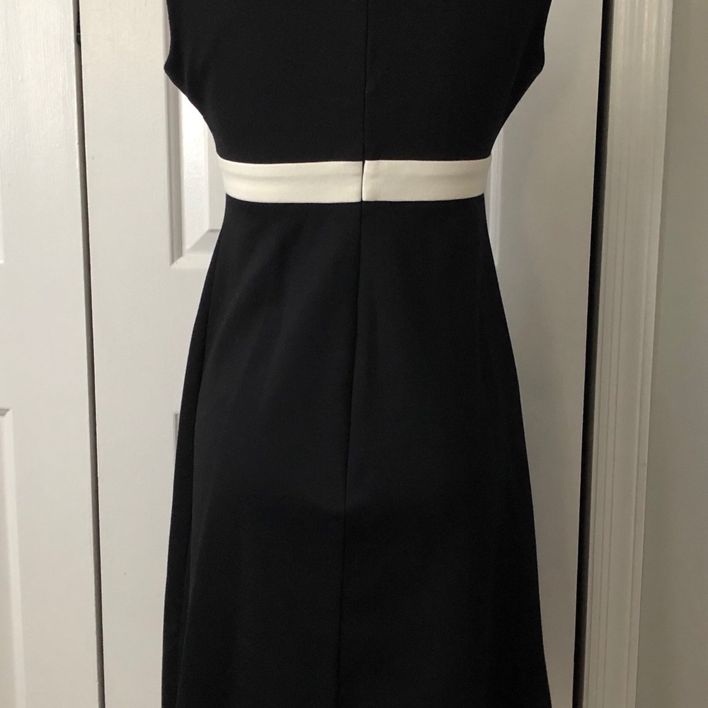 Classic Design sleeveless Dress - Picture 3 of 5
